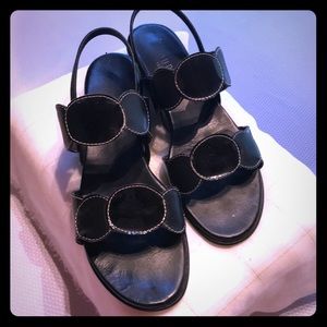 Designer Munro* size 6/black sandals